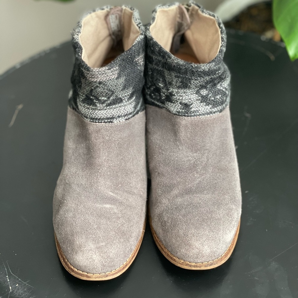 Toms Leila Aztec Print Gray Suede Heel Ankle Booties Sz 8 - Picture 3 of 8